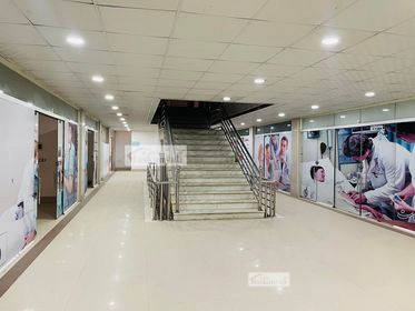 The three-floor market for rent in Herat Province