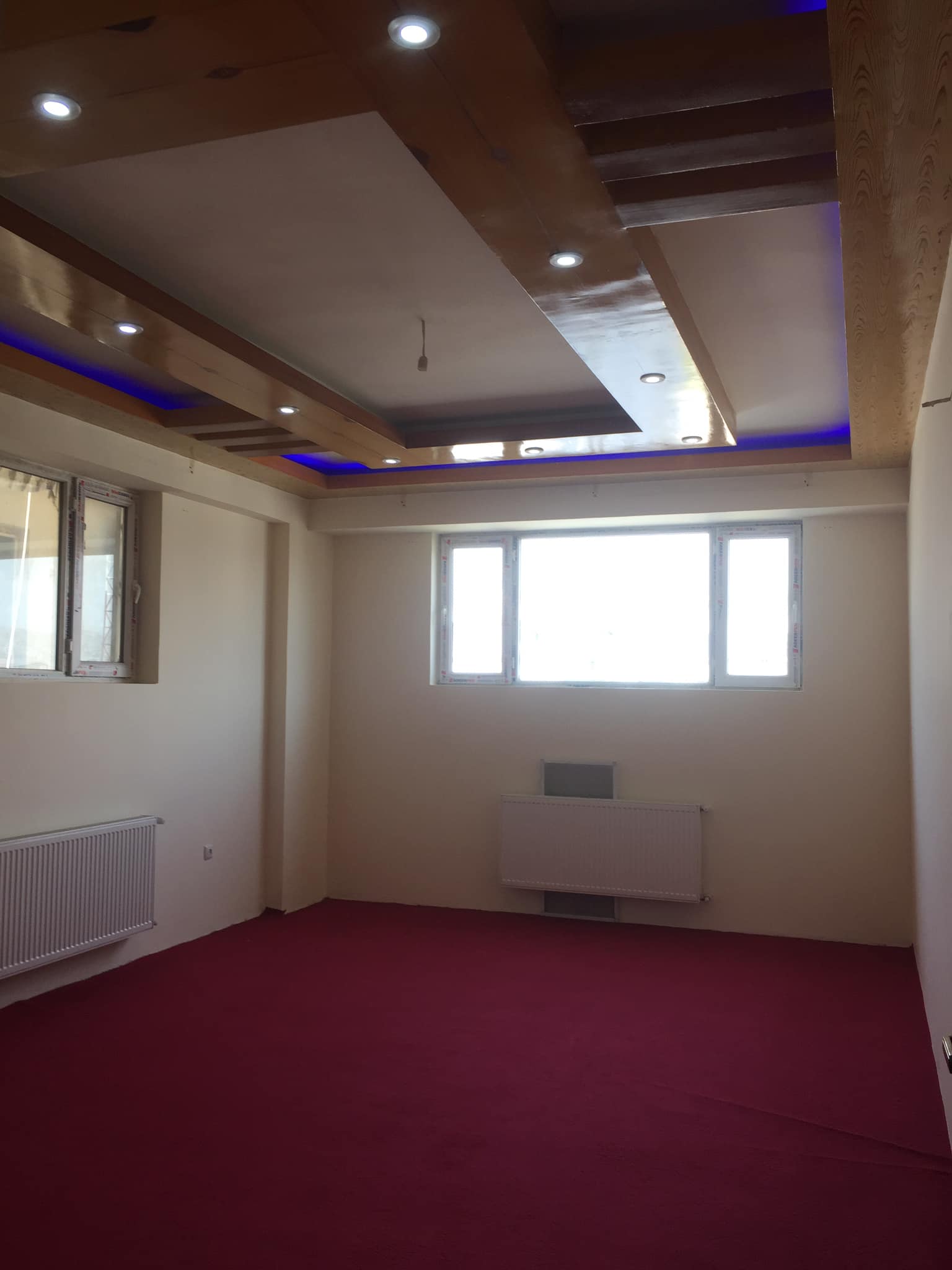 The three-room apartment is for rent in Taimani Project