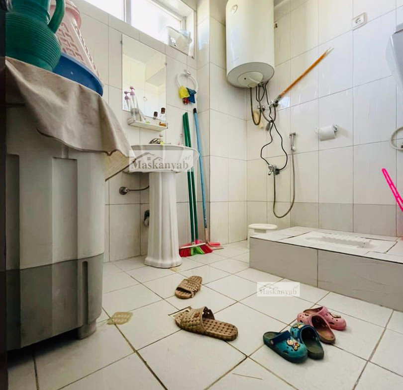 Four-room apartment for sale urgently in Old Taimani Square