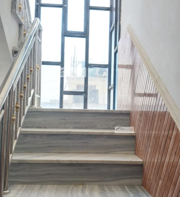 Three-floor building for sale in Shaheed Hangara Square