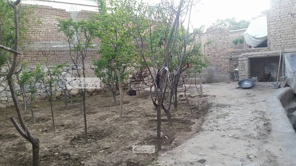 Three-room house for sale in Hussain Kot Town