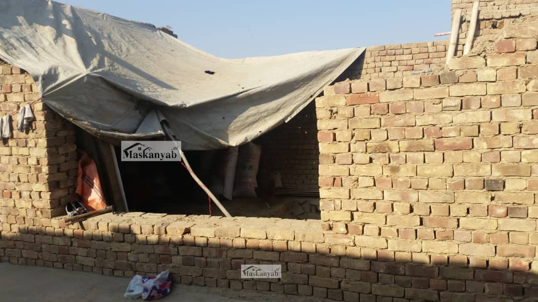 Three-room house for sale in Hussain Kot Town