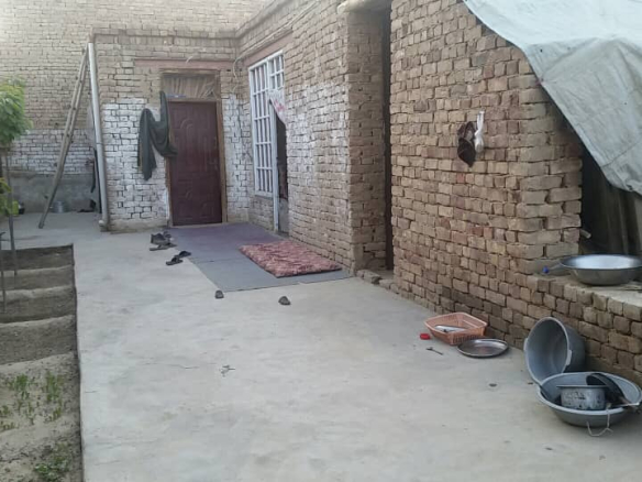Three-room house for sale in Hussain Kot Town