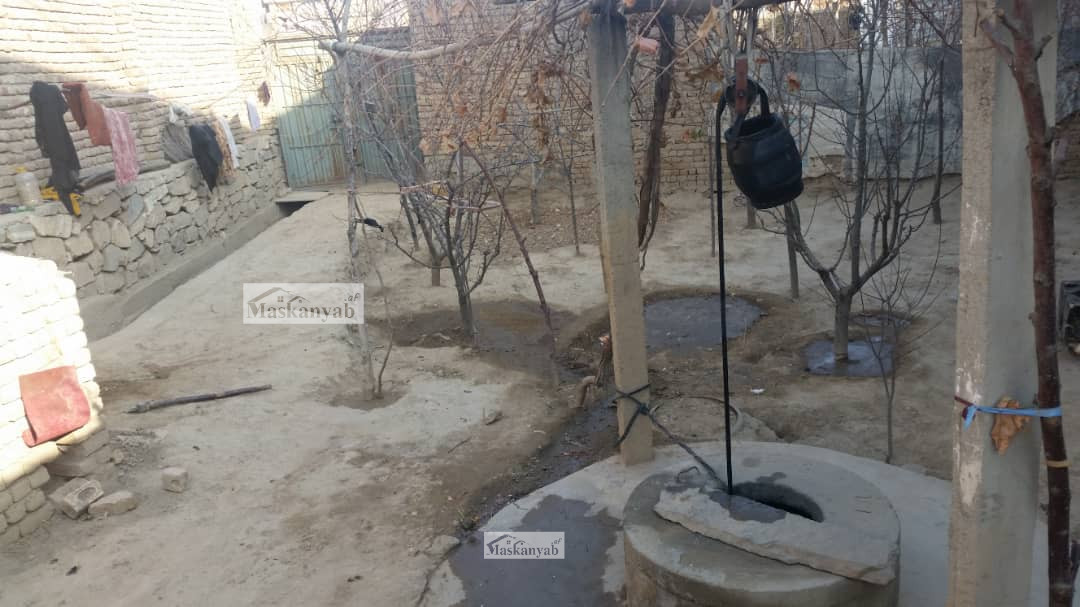 Three-room house for sale in Hussain Kot Town