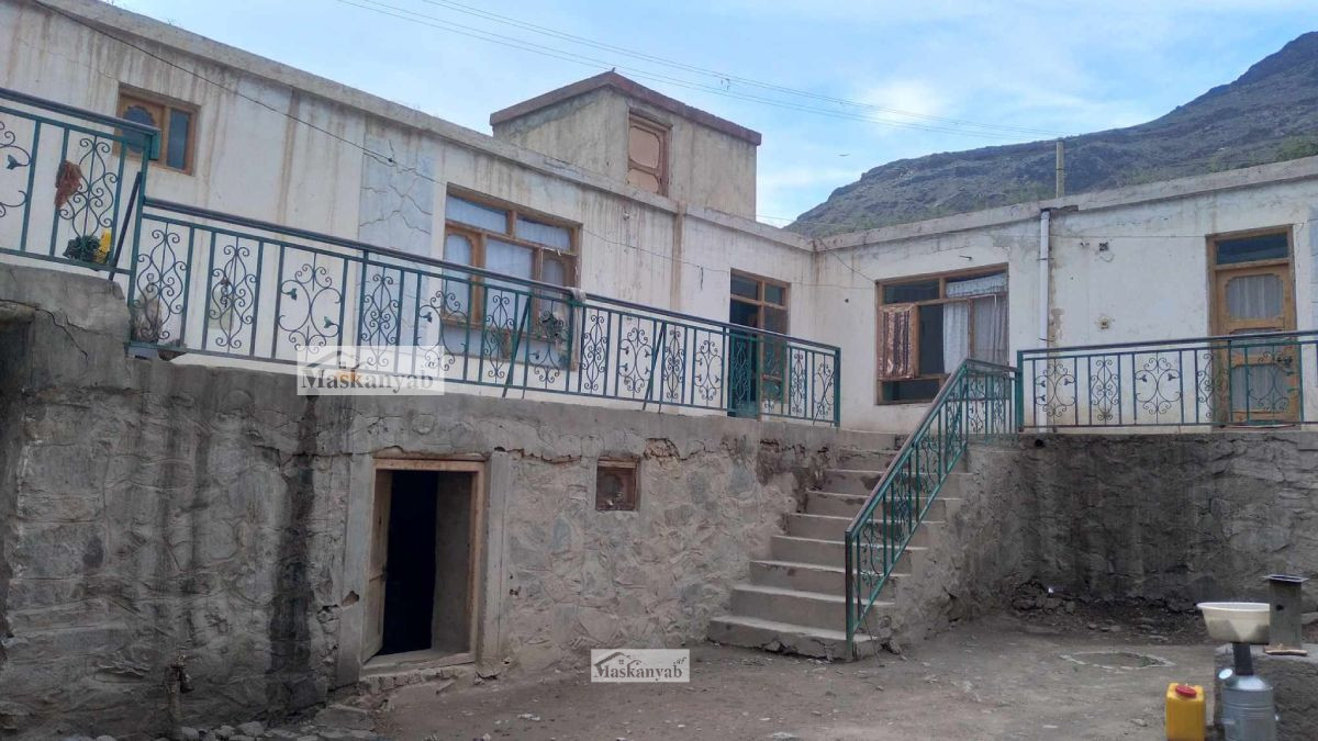Five-room house for sale urgently in District 7